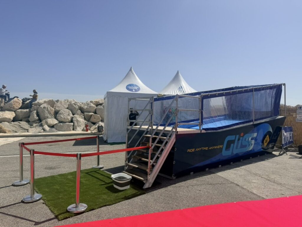 Simulateur de surf posé sur le quai du port de La Ciotat, escalier d’accès et zone d’attente