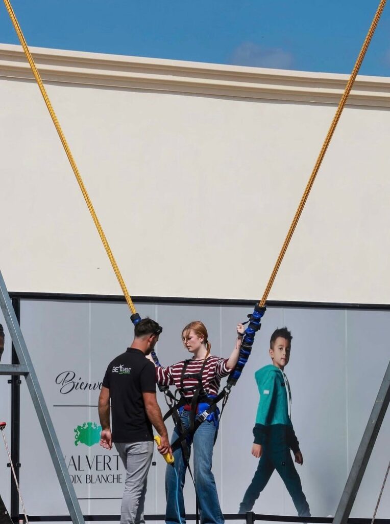 Opérateur Be Event Sensation harnachant une participante au bungee ejection lors de l'inauguration de Croix Valvert