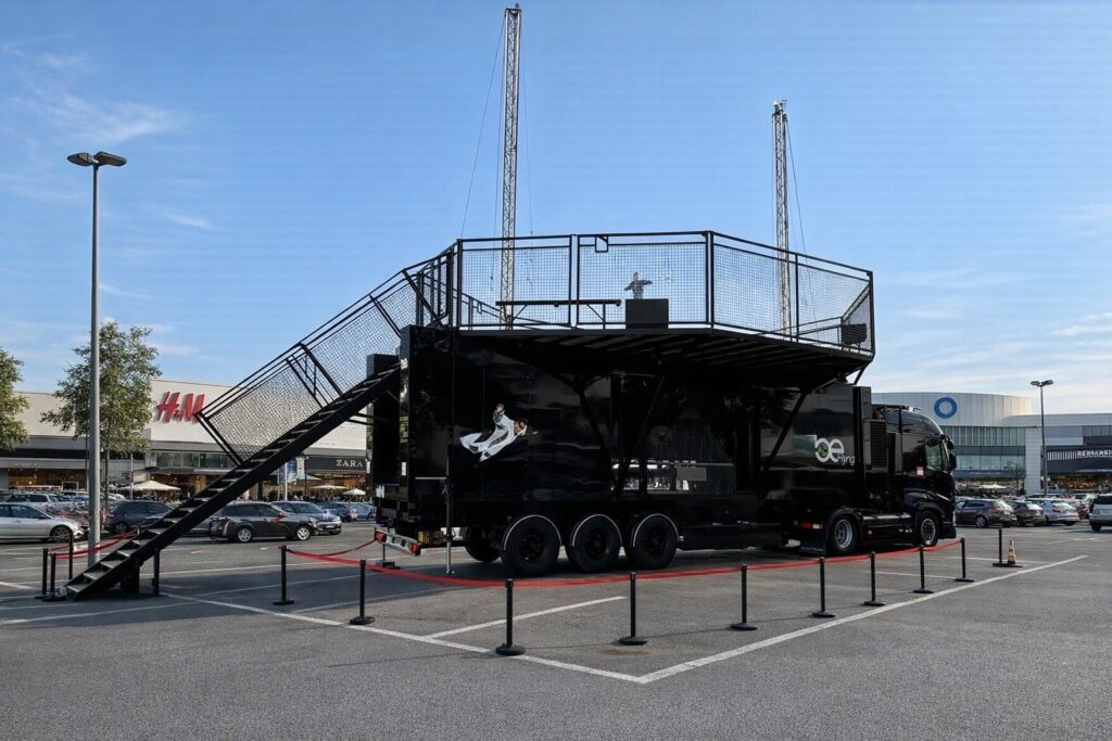 Simulateur de chute libre à ciel ouvert installé sur le parking d'un centre commercial