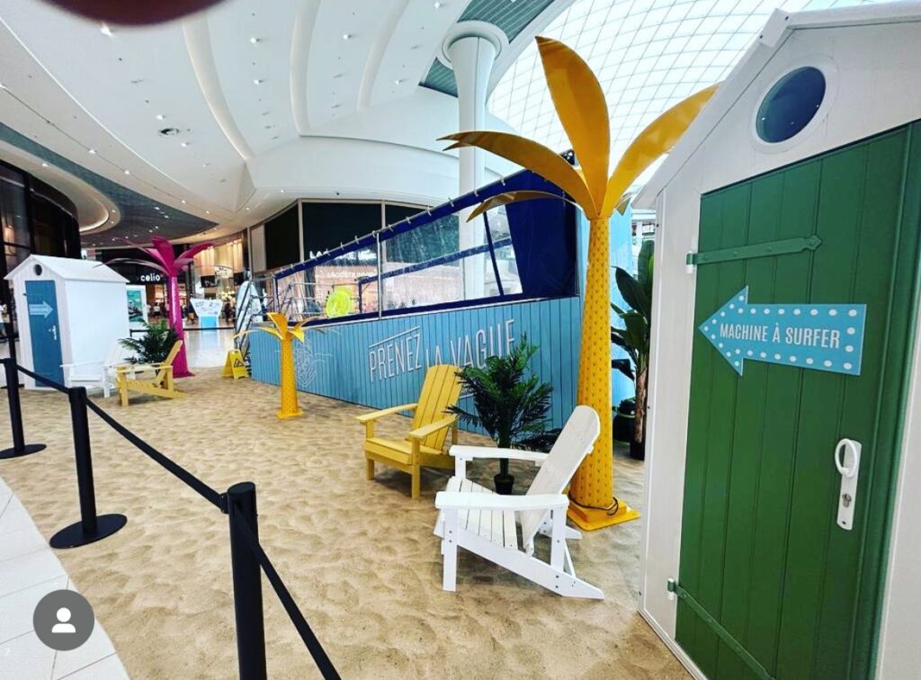 Décor de plage et machine à surfer installés dans la galerie du centre commercial Atlantis à Saint-Herblain