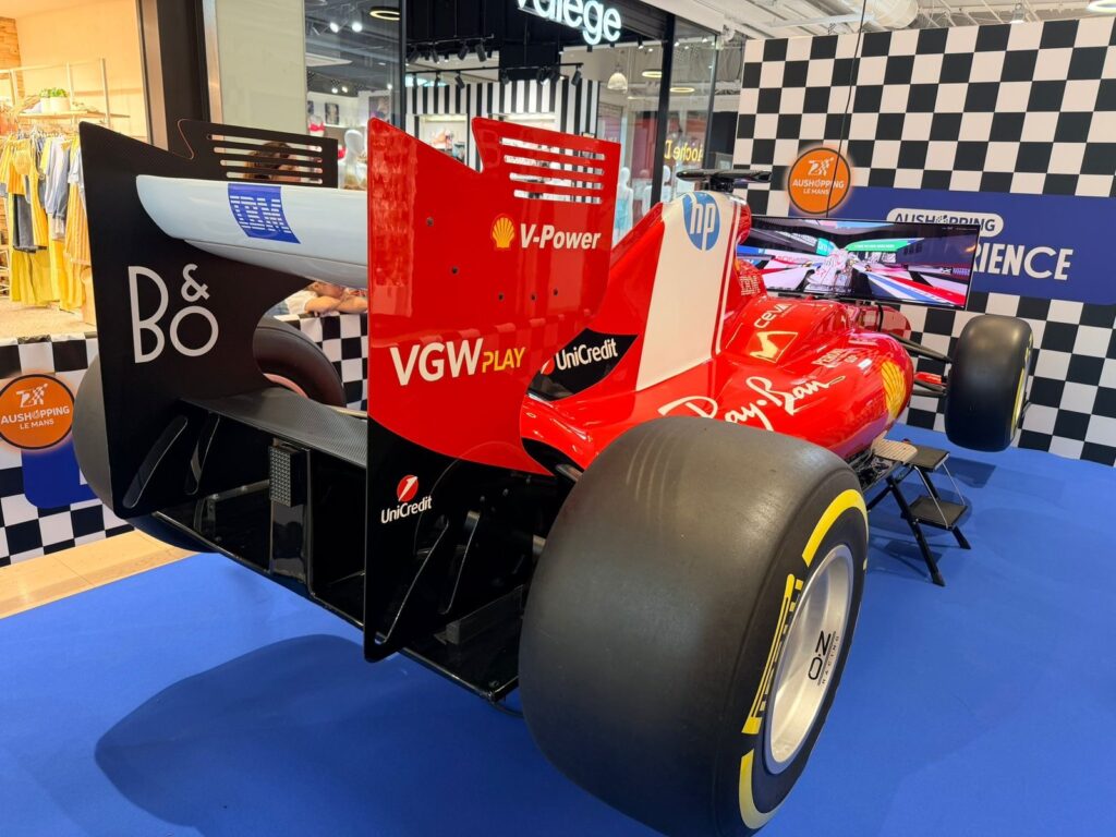 Simulateur de F1 dynamique installé en galerie marchande à Aushopping Le Mans