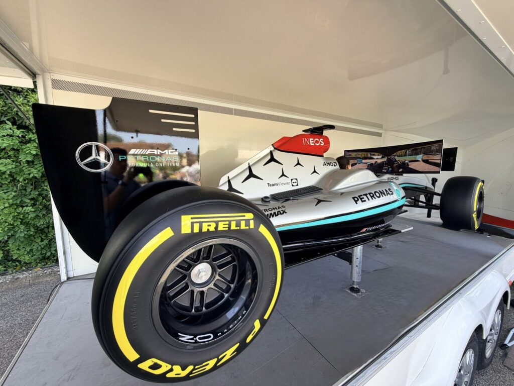 Simulateur de Formule 1 aux couleurs Mercedes AMG Petronas installé sur sa remorque à MSL en fête
