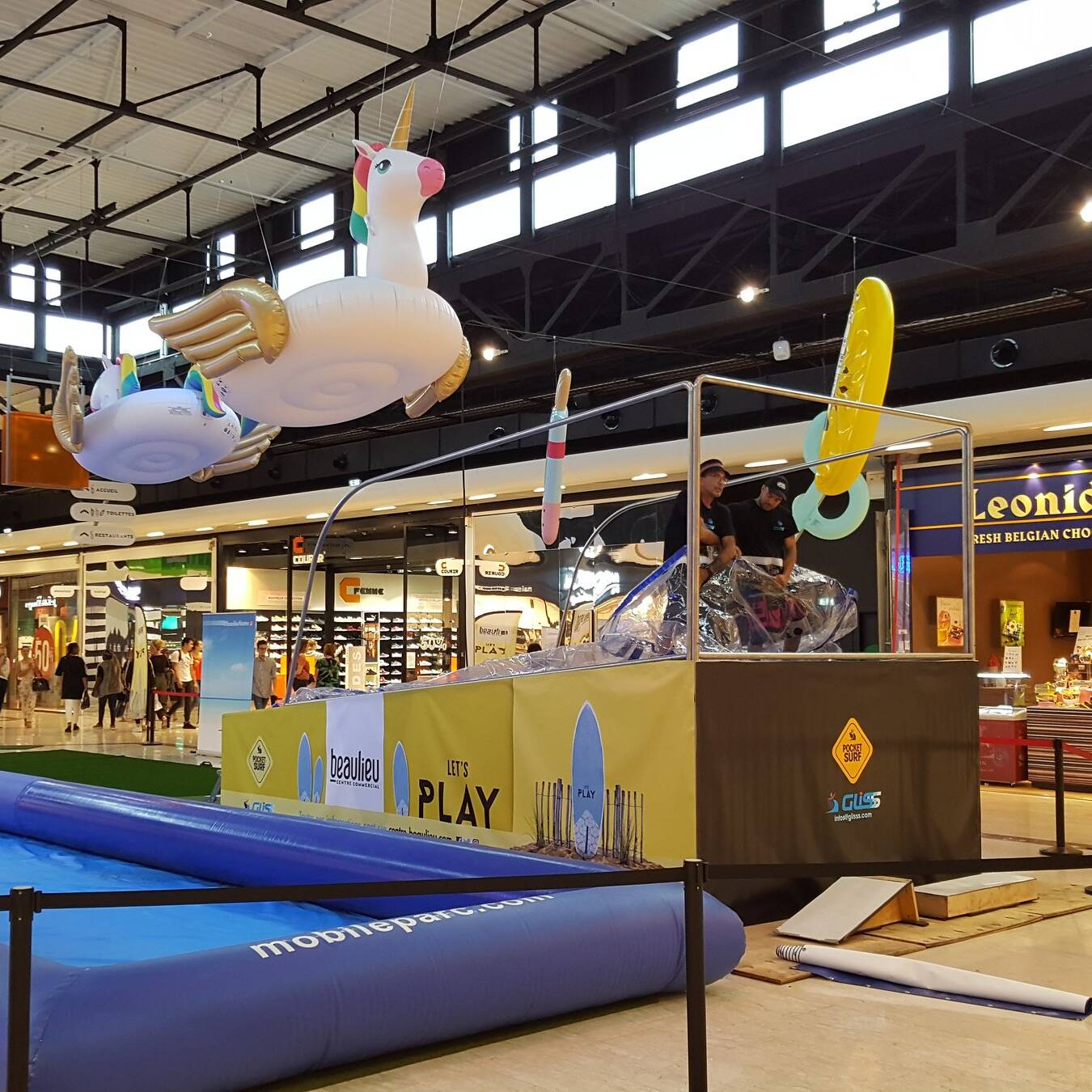 Le village GlisssParc en centre commercial : simulateur de surf PocketSurf et bassin SkimParc côte à côte