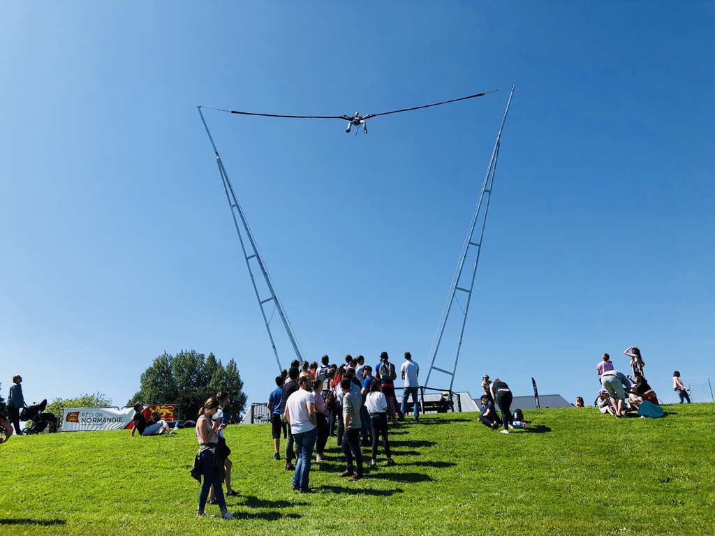 Bungee ejection installé en extérieur, file d'attente et public sur la pelouse