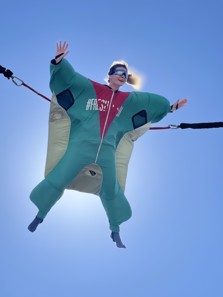 Participant en costume de wingsuit propulsé en l'air par le bungee ejection