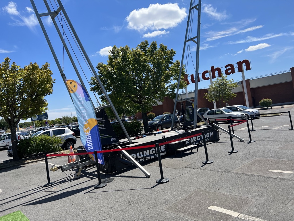 Le bungee ejection installé sur le parking d'un centre commercial