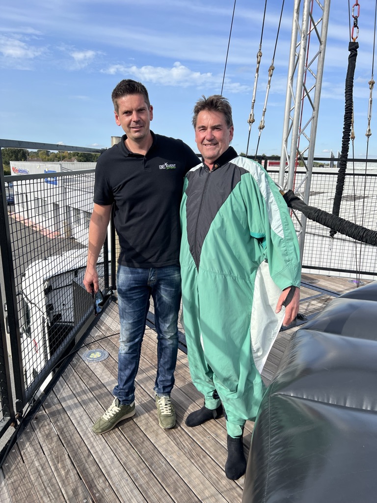 Un opérateur Be Event Sensation accompagne un participant sur la plateforme du bungee ejection