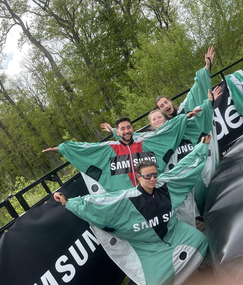 Groupe de participants en costumes de wingsuit sur la plateforme du simulateur de chute libre