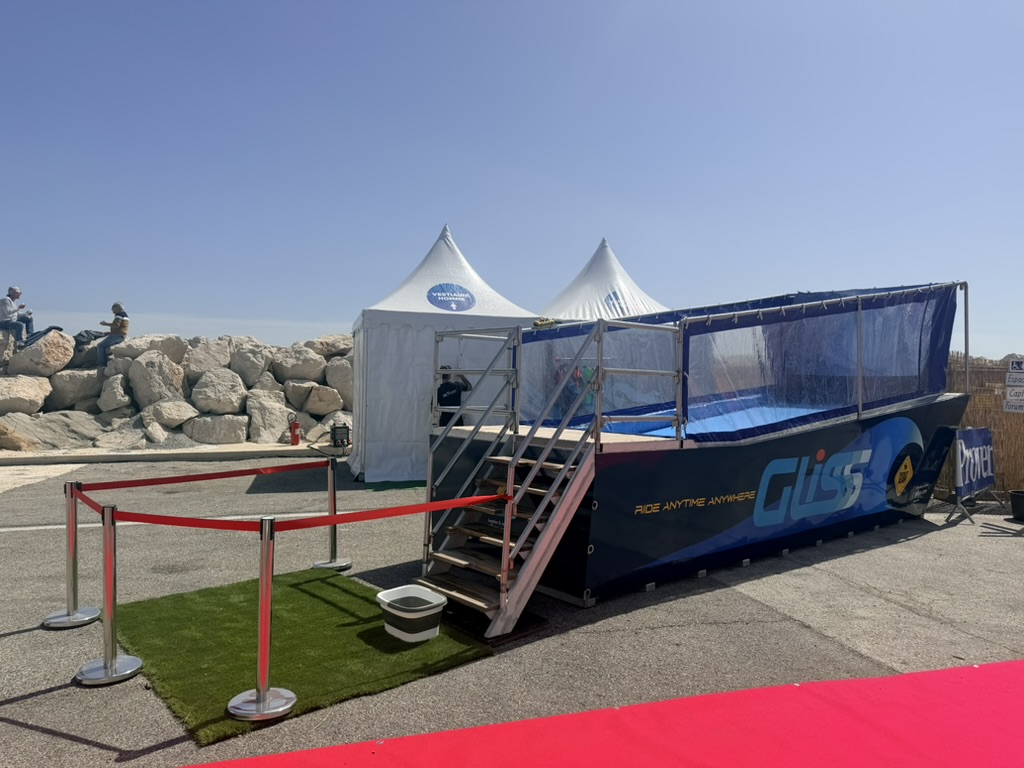 Le simulateur de surf mobile installé sur le quai lors du salon nautique de La Ciotat