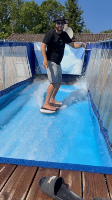 Un rider en équilibre sur la vague du simulateur de surf mobile