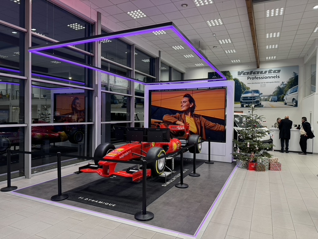 Simulateur de Formule 1 installé dans le hall d'une concession automobile décoré pour Noël