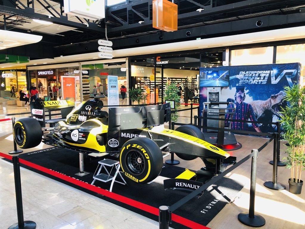 Simulateur de Formule 1 dynamique installé en galerie marchande au centre commercial Beaulieu à Nantes