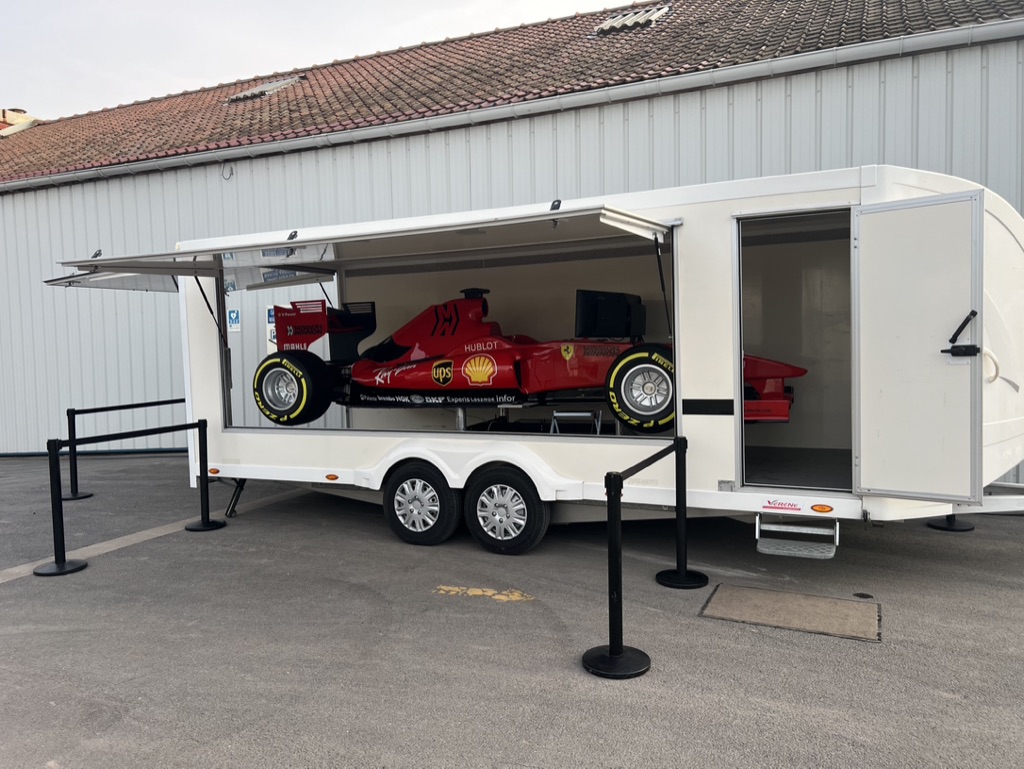 Le simulateur de Formule 1 dans sa remorque de transport, portes latérales ouvertes
