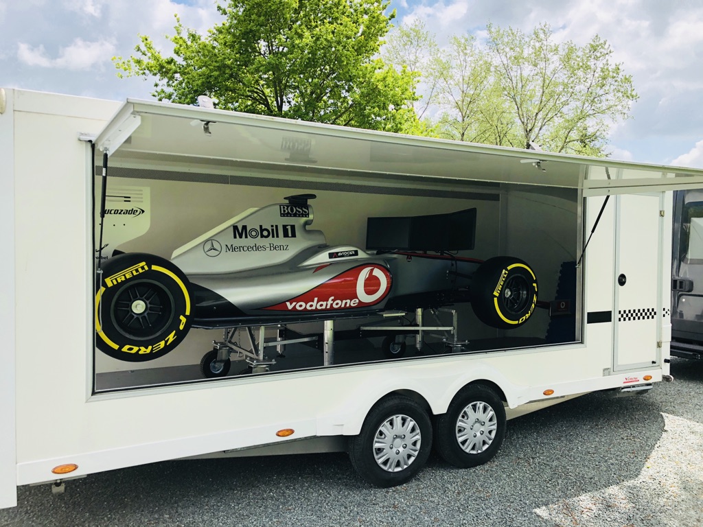 Simulateur de Formule 1 dans sa remorque de transport, prêt pour un montage sur salon professionnel