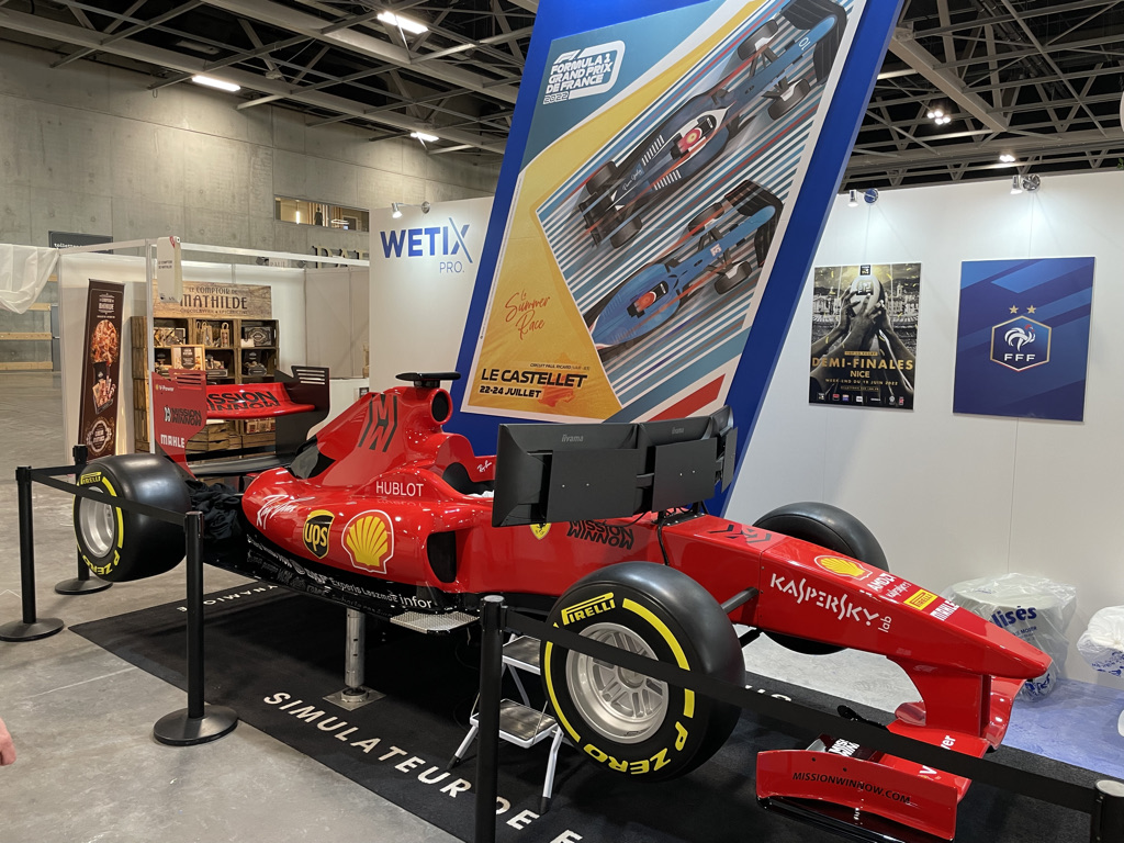 Le simulateur de Formule 1 vu de trois quarts sur un stand de salon professionnel