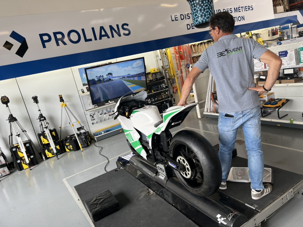 Un opérateur Be Event Sensation encadre le simulateur de moto GP lors d'une animation en magasin