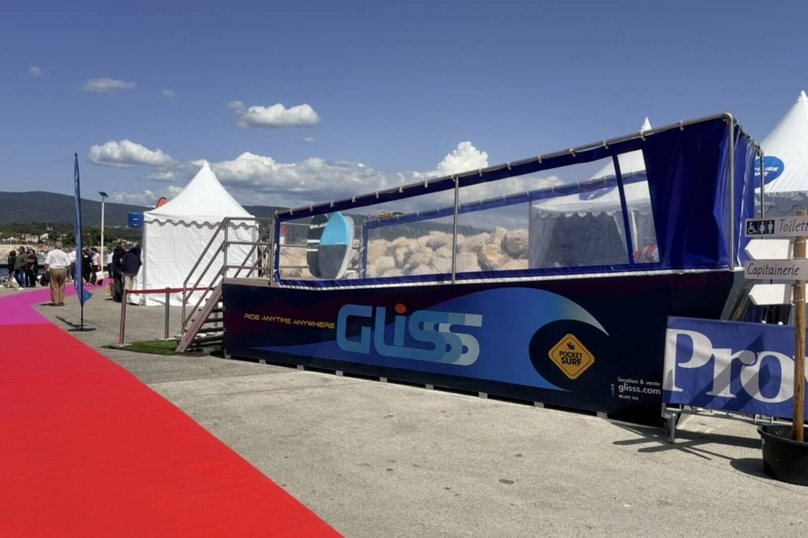 Simulateur de surf installé le long du tapis rouge de l’allée centrale des Nauticales à La Ciotat