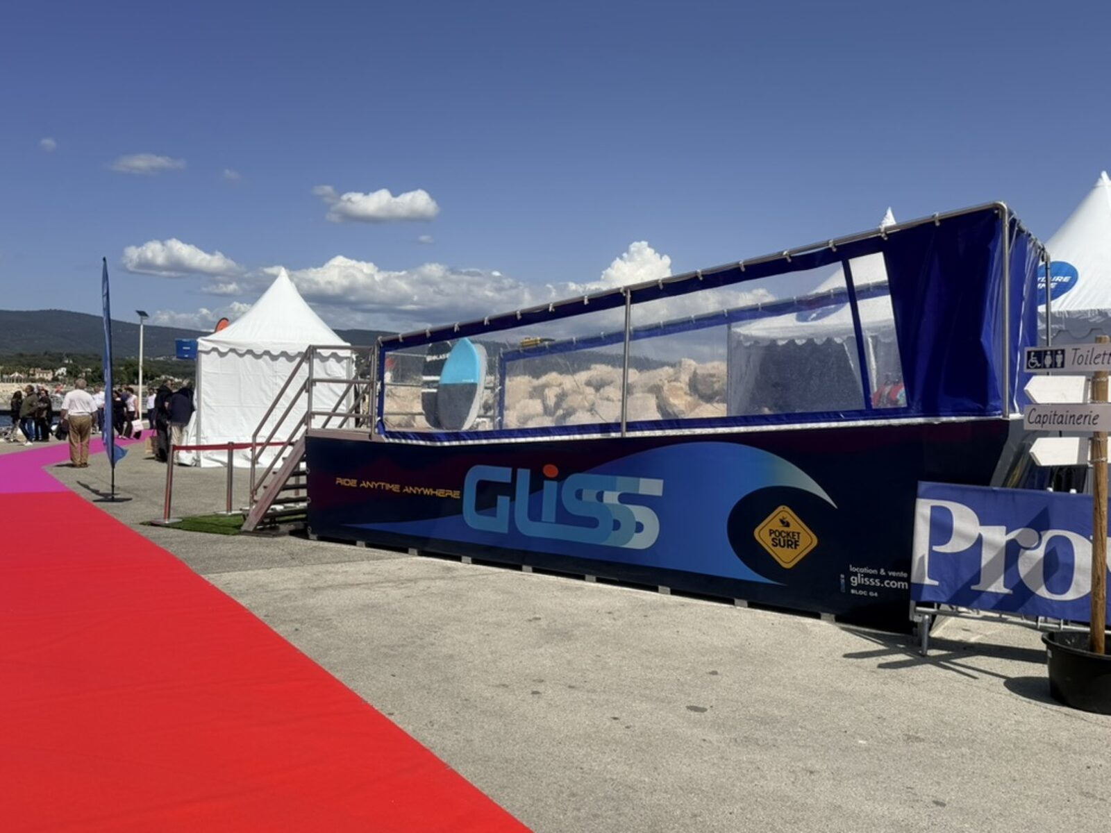 Simulateur de surf installé le long du tapis rouge de l’allée centrale des Nauticales à La Ciotat