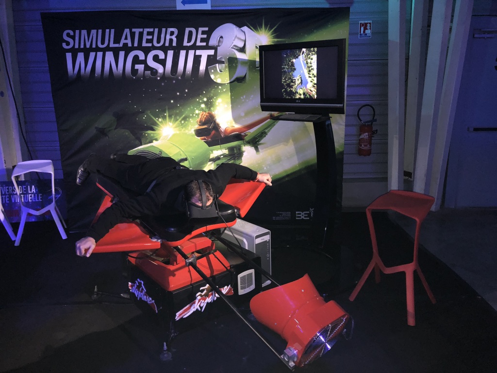 Simulateur de wingsuit 3D en réalité virtuelle installé en intérieur pour une animation d'entreprise