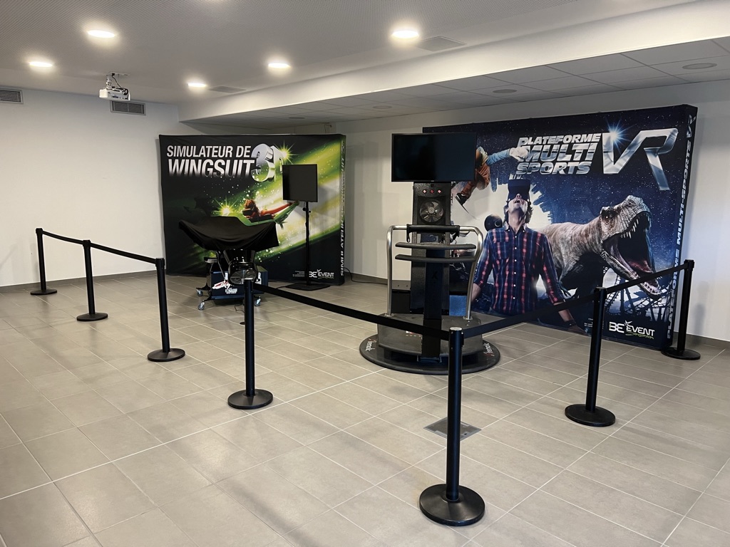 Simulateur de wingsuit et plateforme multi-sports VR installés dans une salle intérieure