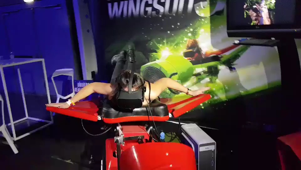 Participante sur le simulateur de wingsuit en réalité virtuelle lors d'une soirée d'entreprise