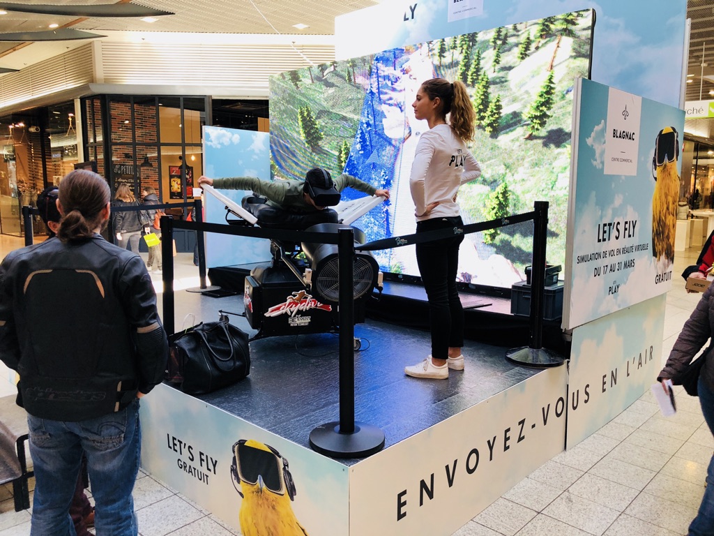 Stand d'animation en galerie marchande avec l'opératrice Be Event Sensation au centre commercial de Blagnac