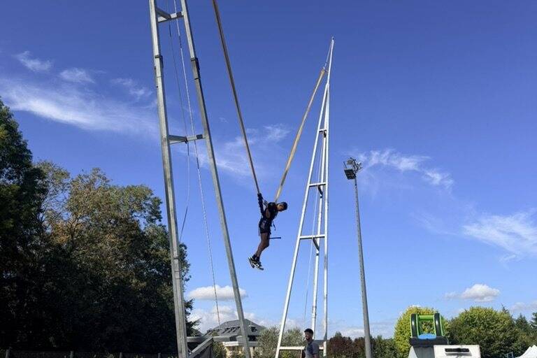 Participant propulsé dans les airs par le bungee ejection lors d'Assomania à Chessy