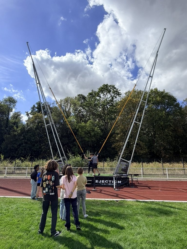 Opérateur Be Event Sensation au pied du bungee ejection pendant Assomania