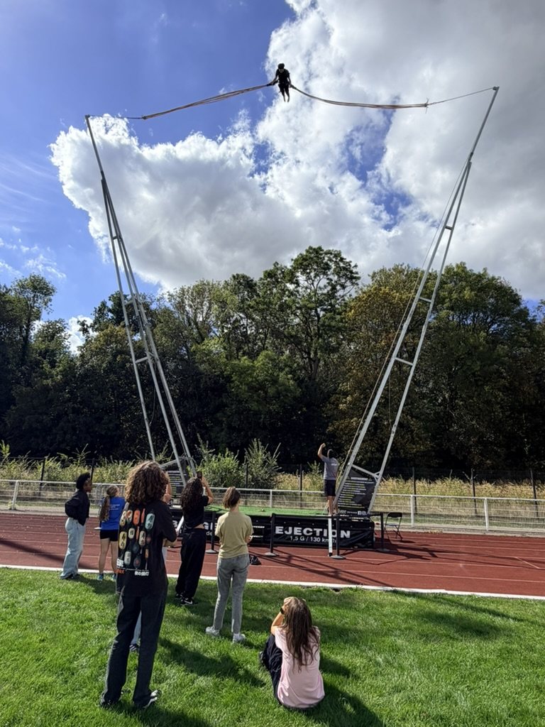 Saut à l'élastique inversé : le participant atteint le haut des mâts du bungee ejection