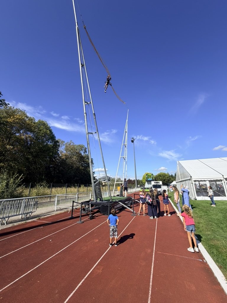 Bungee ejection installé sur la piste d'athlétisme du stade de Chessy, en Seine-et-Marne